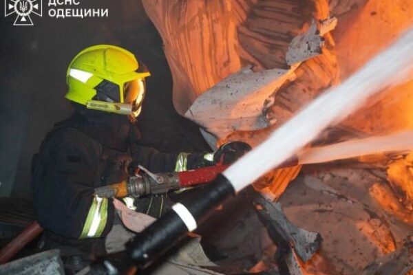 Частина міста - без світла: Російські окупанти вночі двічі били по Одесі, є постраждалі (фото)