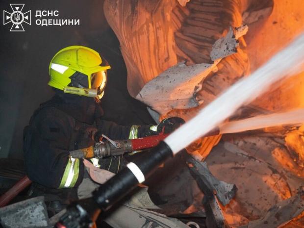 Частина міста - без світла: Російські окупанти вночі двічі били по Одесі, є постраждалі (фото)