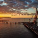 Стали відомі подробиці та наслідки нічної атаки по морському порту Тамань про котрі Патріоти України писали вранці. Як повідомляє РБК-Україна, посилаючись на джерела ГУР, цю акцію в ніч з 21 на 22 грудня здійснили підлеглі Буданова.
В результаті був сильно пошкоджений нафтовий термінал Таманьнєфтєгаз. Зокрема було уражено елементи обладнання нафтоналивного терміналу, причалу зріджених вуглеводних газів та портову інфраструктуру, що спричинило масштабну пожежу.
Таманьський перевантажувальний комплекс, оператором якого є Таманьнєфтєгаз, -  один з найбільших у Чорноморському регіоні. Загальний об'єм резервуарного парку нафтопродуктів та зрідженого газу складає понад 1 млн кубічних метрів.
У Генштабі додали, що Таманьнефтегаз – компанія-оператор Таманського перевантажувального комплексу з перевалки сирої нафти, нафтопродуктів і зріджених вуглеводневих газів.
В результаті вибухів відомо про пошкодження трубопроводу, двох причалів і двох суден та займання на площі понад 1 тис. кв. м. Окрім того, виникла пожежа на території резервуарного парку.
Крім того окупанти зазнали важкого удару на території окупованого Криму, де ракета українського виробництва уразило тимчасовий пункт базування плавзасобів 92-ї бригади річкових катерів в Оленівці. На місці влучання спостерігалася значна пожежа.
Серед іншого, здійснено вогневе ураження складу боєприпасів мотострілецького полку в У країнську ТОТ Донецької області.