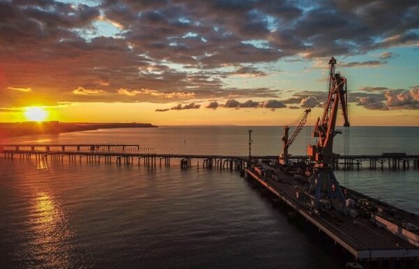 Стали відомі подробиці та наслідки нічної атаки по морському порту Тамань про котрі Патріоти України писали вранці. Як повідомляє РБК-Україна, посилаючись на джерела ГУР, цю акцію в ніч з 21 на 22 грудня здійснили підлеглі Буданова.
В результаті був сильно пошкоджений нафтовий термінал Таманьнєфтєгаз. Зокрема було уражено елементи обладнання нафтоналивного терміналу, причалу зріджених вуглеводних газів та портову інфраструктуру, що спричинило масштабну пожежу.
Таманьський перевантажувальний комплекс, оператором якого є Таманьнєфтєгаз, -  один з найбільших у Чорноморському регіоні. Загальний об'єм резервуарного парку нафтопродуктів та зрідженого газу складає понад 1 млн кубічних метрів.
У Генштабі додали, що Таманьнефтегаз – компанія-оператор Таманського перевантажувального комплексу з перевалки сирої нафти, нафтопродуктів і зріджених вуглеводневих газів.
В результаті вибухів відомо про пошкодження трубопроводу, двох причалів і двох суден та займання на площі понад 1 тис. кв. м. Окрім того, виникла пожежа на території резервуарного парку.
Крім того окупанти зазнали важкого удару на території окупованого Криму, де ракета українського виробництва уразило тимчасовий пункт базування плавзасобів 92-ї бригади річкових катерів в Оленівці. На місці влучання спостерігалася значна пожежа.
Серед іншого, здійснено вогневе ураження складу боєприпасів мотострілецького полку в У країнську ТОТ Донецької області.