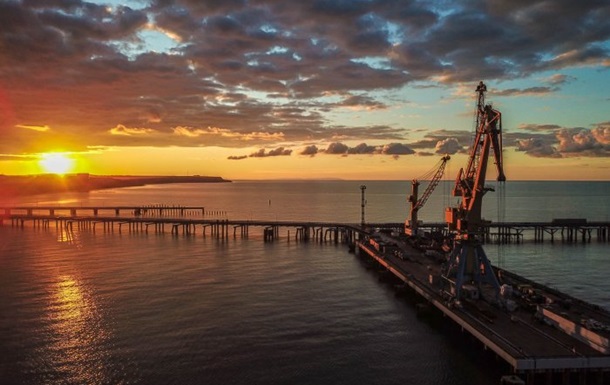 Стали відомі подробиці та наслідки нічної атаки по морському порту Тамань про котрі Патріоти України писали вранці. Як повідомляє РБК-Україна, посилаючись на джерела ГУР, цю акцію в ніч з 21 на 22 грудня здійснили підлеглі Буданова.
В результаті був сильно пошкоджений нафтовий термінал Таманьнєфтєгаз. Зокрема було уражено елементи обладнання нафтоналивного терміналу, причалу зріджених вуглеводних газів та портову інфраструктуру, що спричинило масштабну пожежу.
Таманьський перевантажувальний комплекс, оператором якого є Таманьнєфтєгаз, -  один з найбільших у Чорноморському регіоні. Загальний об'єм резервуарного парку нафтопродуктів та зрідженого газу складає понад 1 млн кубічних метрів.
У Генштабі додали, що Таманьнефтегаз – компанія-оператор Таманського перевантажувального комплексу з перевалки сирої нафти, нафтопродуктів і зріджених вуглеводневих газів.
В результаті вибухів відомо про пошкодження трубопроводу, двох причалів і двох суден та займання на площі понад 1 тис. кв. м. Окрім того, виникла пожежа на території резервуарного парку.
Крім того окупанти зазнали важкого удару на території окупованого Криму, де ракета українського виробництва уразило тимчасовий пункт базування плавзасобів 92-ї бригади річкових катерів в Оленівці. На місці влучання спостерігалася значна пожежа.
Серед іншого, здійснено вогневе ураження складу боєприпасів мотострілецького полку в У країнську ТОТ Донецької області.