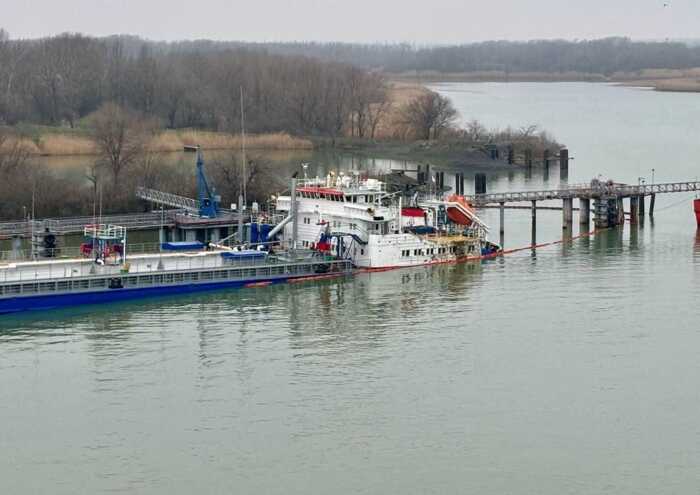 Російський танкер "Валерий Горчаков", атакований дронами, повільно йде під воду