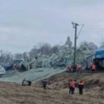 З’явилися кадри вантажного потяга, який зійшов з рейок після атаки РФ