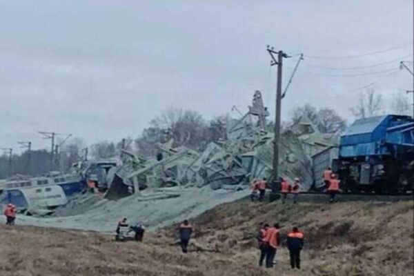 З’явилися кадри вантажного потяга, який зійшов з рейок після атаки РФ