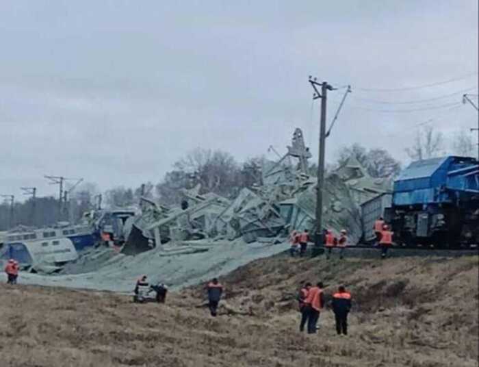 З’явилися кадри вантажного потяга, який зійшов з рейок після атаки РФ