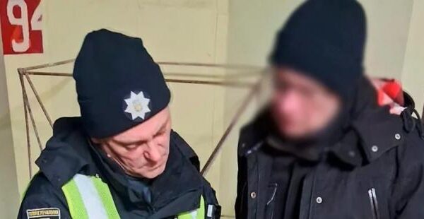 Поліція втрутилась: У Києві охоронник підземного паркінгу не пускав людей до частини укриття під час масованої атаки