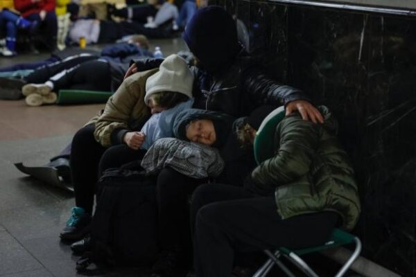 "Хтось поставив намет і робить там все, що хоче": Українська режисерка розповіла про ніч у метро під час обстрілу Києва