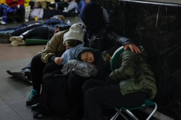 "Хтось поставив намет і робить там все, що хоче": Українська режисерка розповіла про ніч у метро під час обстрілу Києва