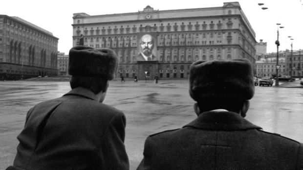 Нині це може здивувати! Які товари люди соромилися купувати в СРСР і чому