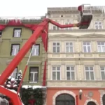 Вже кілька днів у реанімації: У Львові 20-річний хлопець впав у кому через бурульку (відео)