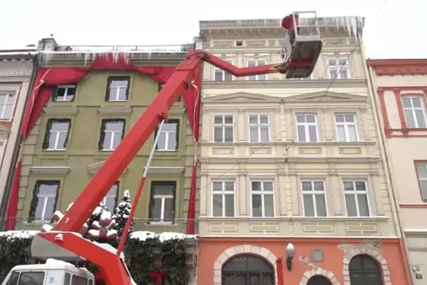 Вже кілька днів у реанімації: У Львові 20-річний хлопець впав у кому через бурульку (відео)