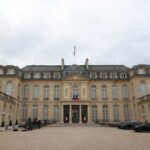 У Франції заарештували метрдотеля Єлисейського палацу за крадіжку посуду для держприйомів