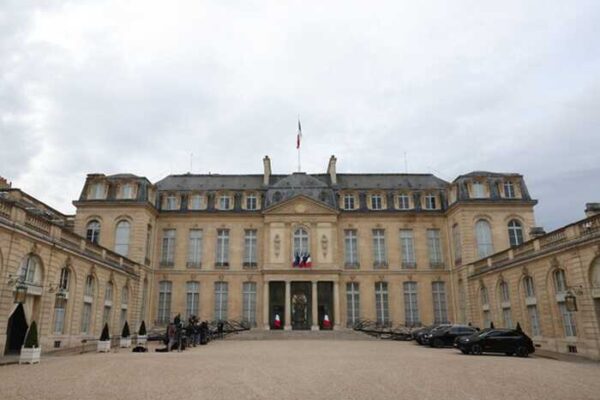 У Франції заарештували метрдотеля Єлисейського палацу за крадіжку посуду для держприйомів