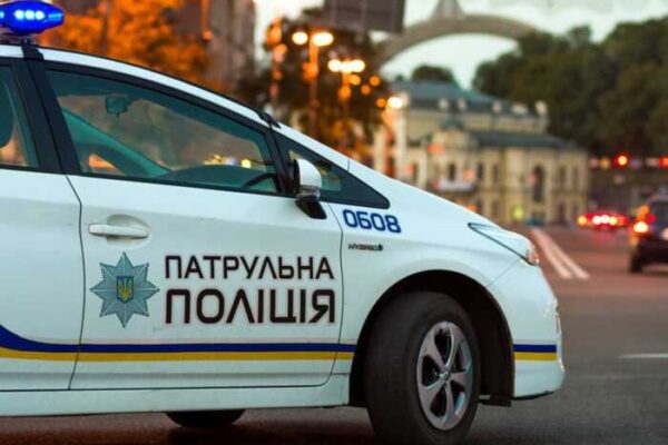 У Рівному зупинили нетверезого водія в костюмі Санти під час дії комендантської години