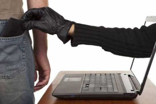 У Києві шахраї, які видавали себе за співробітників СБУ, ошукали пенсіонерку на понад 1,4 мільйона гривень