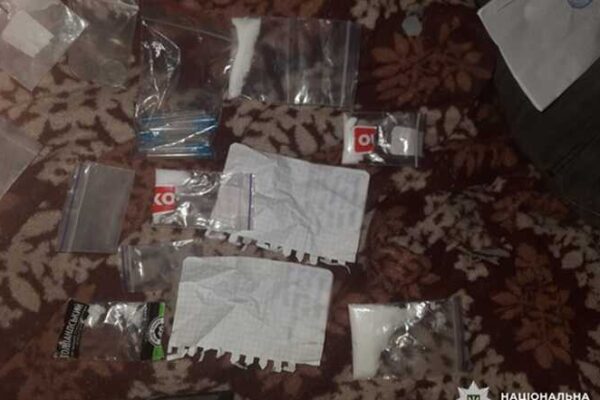 У Києві жінку судитимуть за збут наркотиків просто з вікна квартири