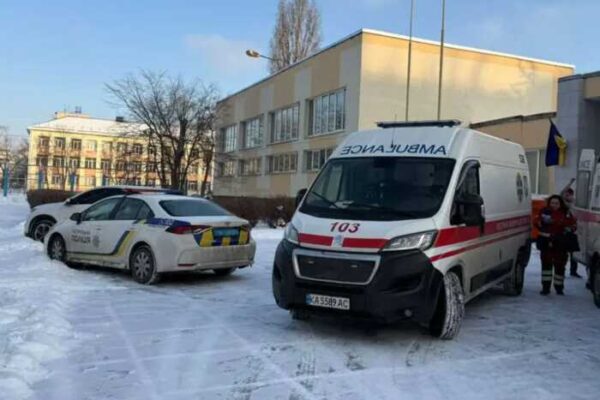 У школі Києва учень з ножем напав на вчительку та однокласника