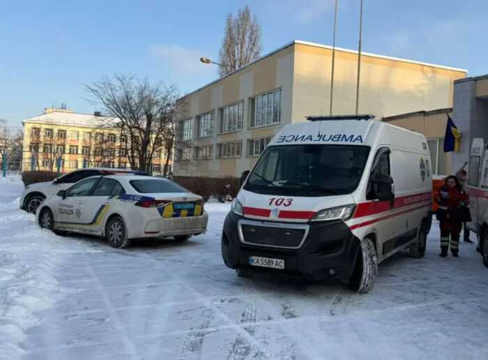 У школі Києва учень з ножем напав на вчительку та однокласника