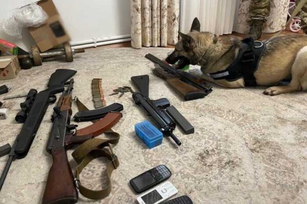 Правоохоронці викрили угрупування, що намагалося реалізувати одну з найбільших партій захопленої зброї