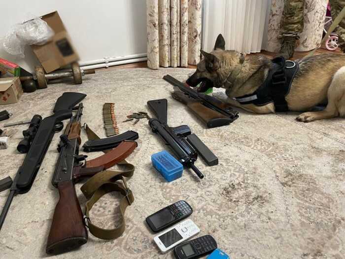 Правоохоронці викрили угрупування, що намагалося реалізувати одну з найбільших партій захопленої зброї
