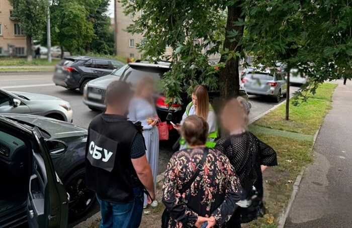 Директорка підприємства знімала військовозобов’язаних із розшуку за 26 000 доларів з подальшим бронюванням