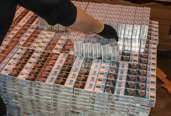 Сигарети виробництва фабрики контрабандиста Козловського масово вивозили за кордон під прикриттям дипломатичного вантажу — НАБУ