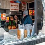 Уявляю, як хлопці на лінії дзвонять, щоб передати полум'яний привіт тим, хто здійснює щоденний подвиг торгівлі чи манікюру, - волонтерка