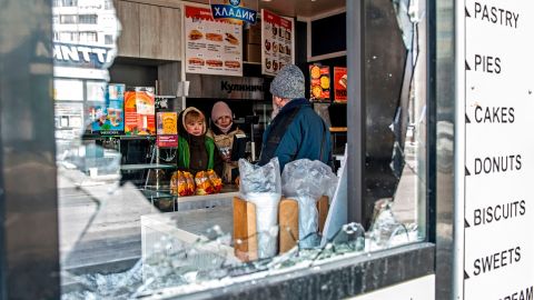 Уявляю, як хлопці на лінії дзвонять, щоб передати полум'яний привіт тим, хто здійснює щоденний подвиг торгівлі чи манікюру, - волонтерка