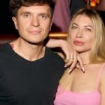 Їхала на похорон військового: Відомий телеведучий обурився штрафом для дружини за брудні номери на автівці (фото)