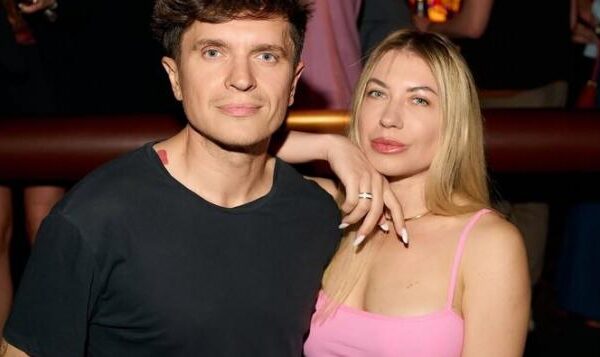 Їхала на похорон військового: Відомий телеведучий обурився штрафом для дружини за брудні номери на автівці (фото)