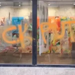 У Парижі невідомі розписали рішучими гаслами галерею, де працює ймовірна донька Путіна (фото)