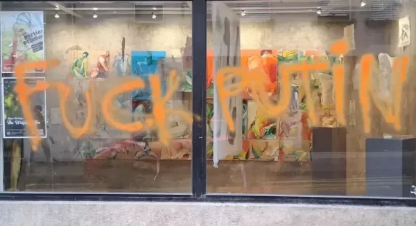 У Парижі невідомі розписали рішучими гаслами галерею, де працює ймовірна донька Путіна (фото)