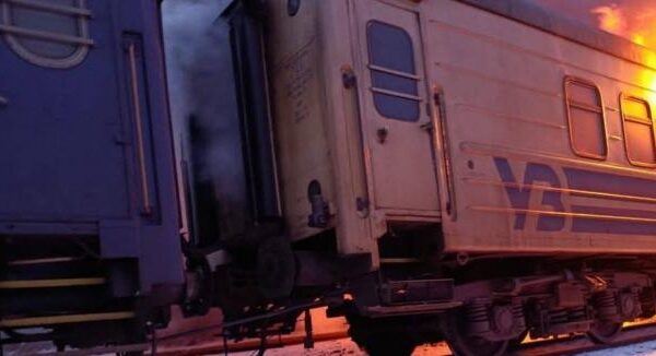 Відкривав заблоковані двері та опускав сходи: Під час атаки російських БПЛА по пасажирському поїзду боєць 93-ї бригади врятував десятки людей