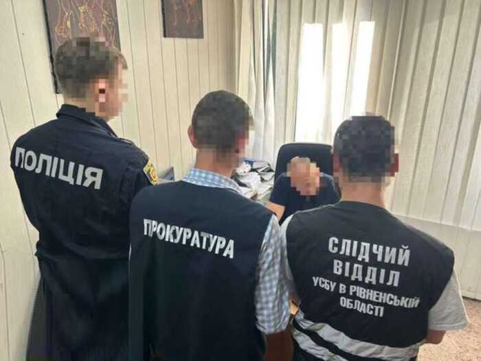 Відстрочка за гроші: директор коледжу та його 20-річна донька заробили понад 2,4 мільйона гривень на фейкових студентах і викладачах