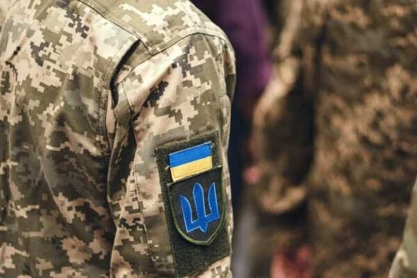 У Черкасах військові у формі врізалися в авто з двома хлопцями: водія мобілізували — соцмережі