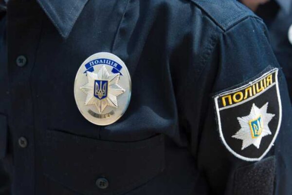 в Одесі водій намагався втекти від перевірки з поліцейським на капоті