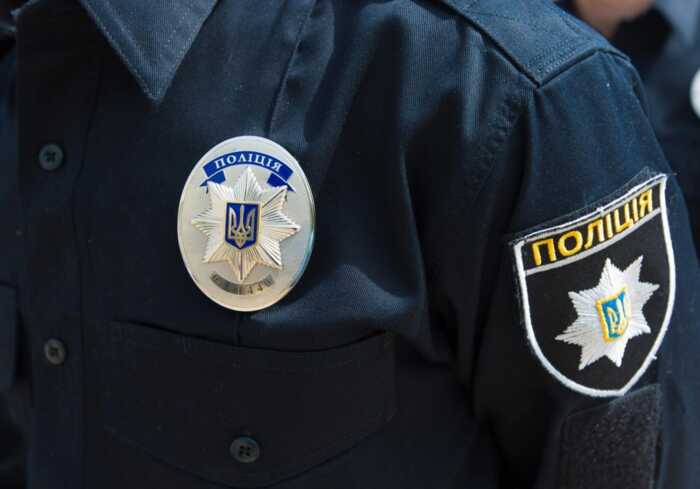 в Одесі водій намагався втекти від перевірки з поліцейським на капоті