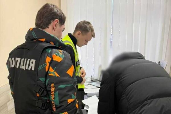 У Києві керівнику ШЕУ Святошинського району оголосили підозру через збитки на закупівлі солі