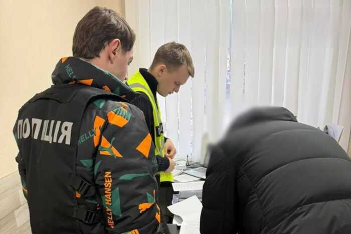 У Києві керівнику ШЕУ Святошинського району оголосили підозру через збитки на закупівлі солі