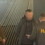За 68 доларів тисяч обіцяв зняти з розшуку і оформити відстрочку: співробітнику СБУ повідомили про підозру