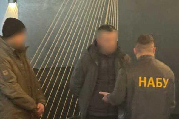 За 68 доларів тисяч обіцяв зняти з розшуку і оформити відстрочку: співробітнику СБУ повідомили про підозру
