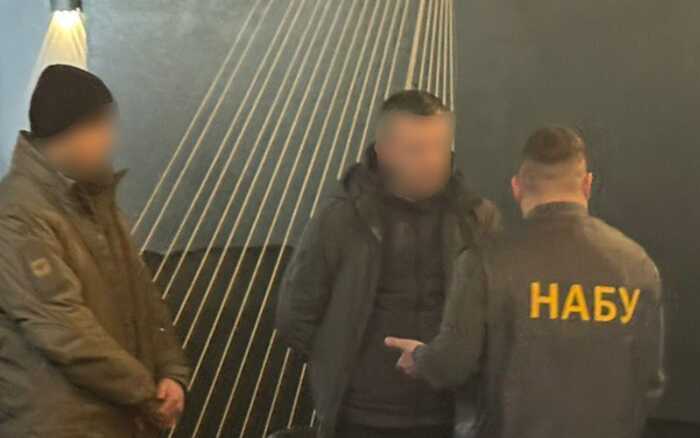 За 68 доларів тисяч обіцяв зняти з розшуку і оформити відстрочку: співробітнику СБУ повідомили про підозру