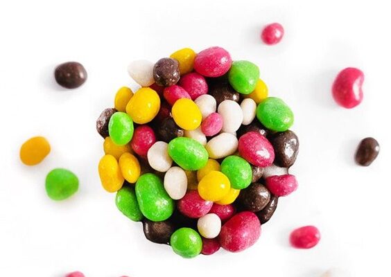Солодка ностальгія: Звідки насправді взялися різнокольорові "морські" драже