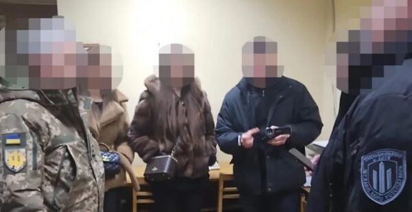 Гроші отримували через неповнолітню дівчину: У Києві викрили військових ТЦК, які заробляли на ухилянтах
