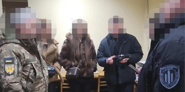 Гроші отримували через неповнолітню дівчину: У Києві викрили військових ТЦК, які заробляли на ухилянтах
