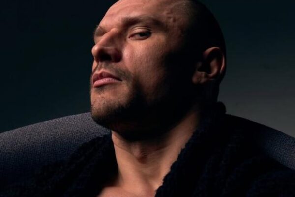 "Тарасику, усі ми знаємо твій секрет": Зірковий український актор пристрасно поцілував чоловіка в губи (відео)