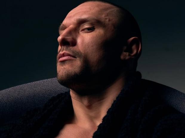 "Тарасику, усі ми знаємо твій секрет": Зірковий український актор пристрасно поцілував чоловіка в губи (відео)