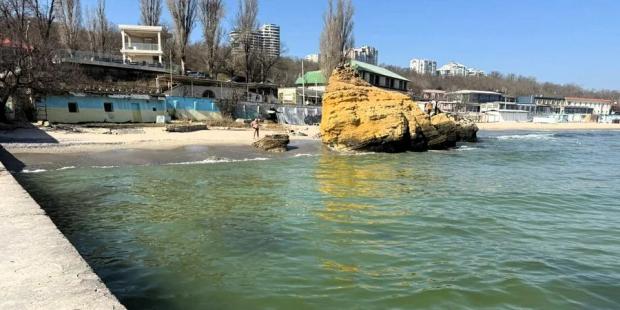 Наслідки російського удару торік: В Одесі море вкрите жовтими плямами та пахне соняшниковою олією (фото)