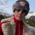 Українці вже присоромили: Відомий британський співак одягнув шапку-ушанку з російським гербом (фото)