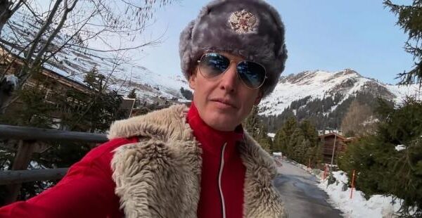 Українці вже присоромили: Відомий британський співак одягнув шапку-ушанку з російським гербом (фото)